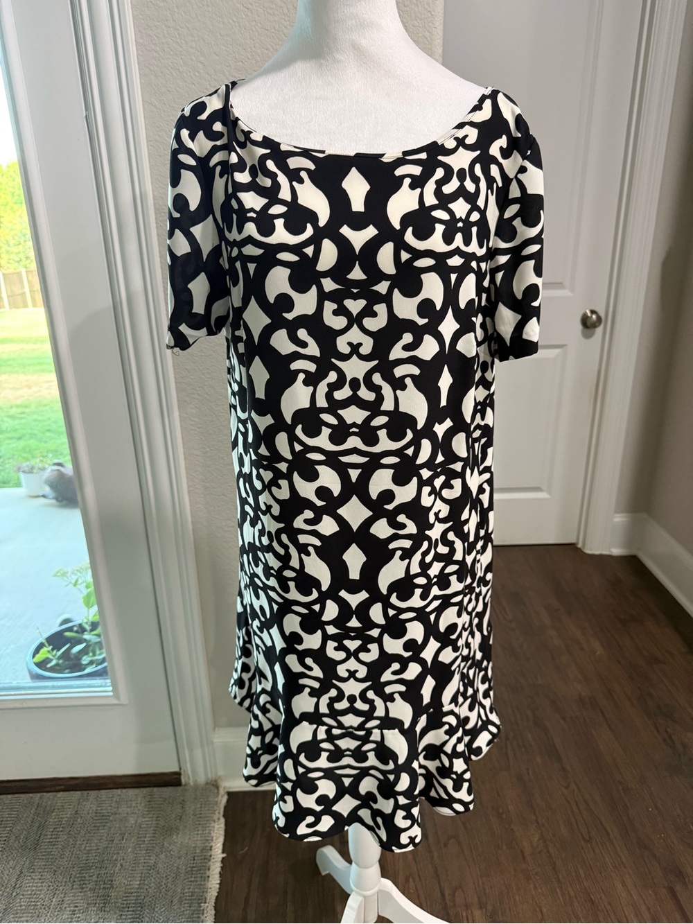 Ann Taylor Black & White Patterned Midi Shift Dress 12
